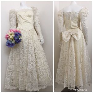 Elegant Cream Lace Wedding Dress